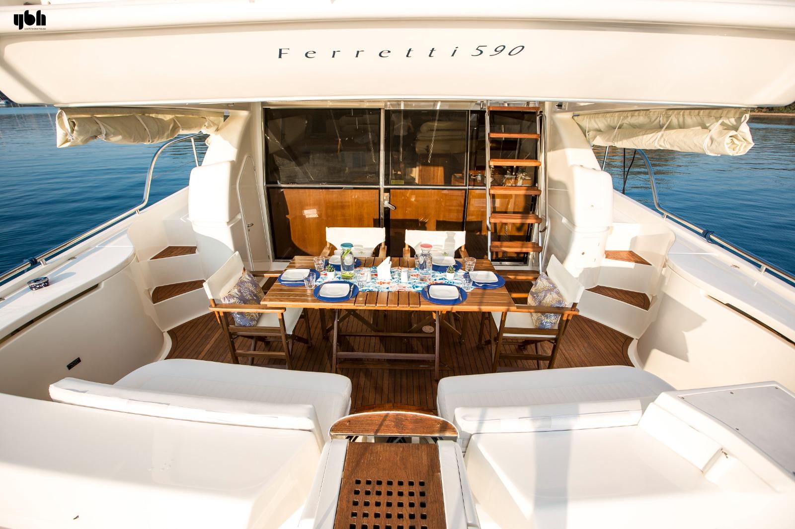 2004 Ferretti Yachts 590