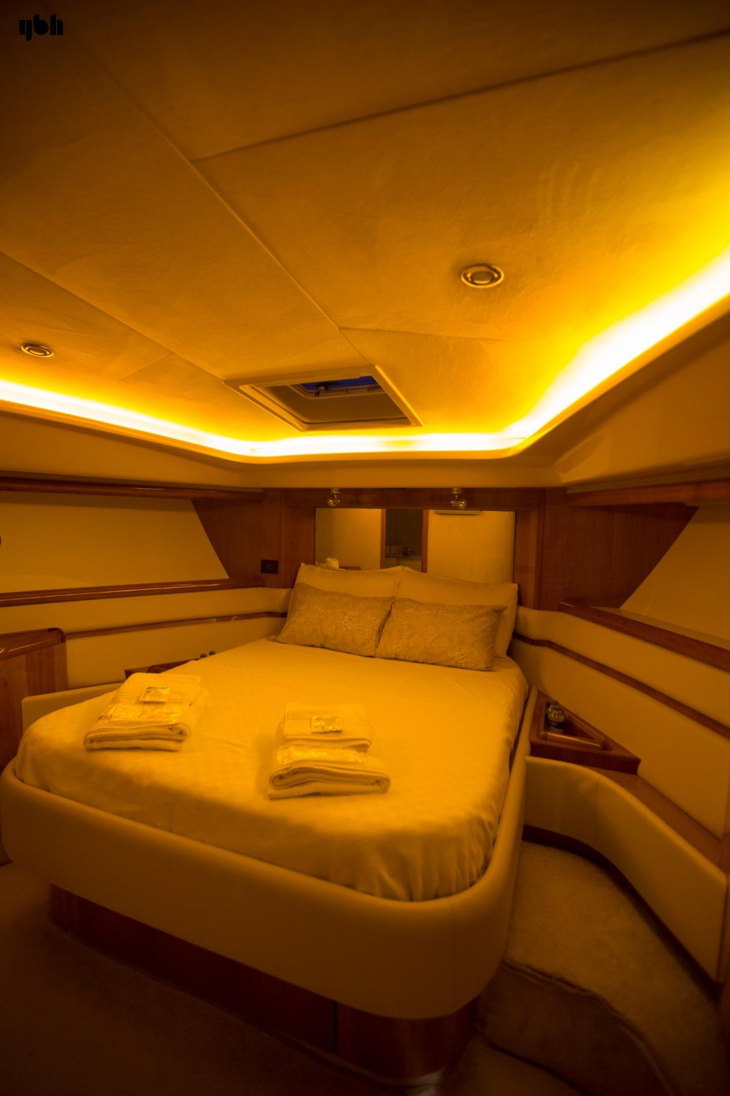 2004 Ferretti Yachts 590