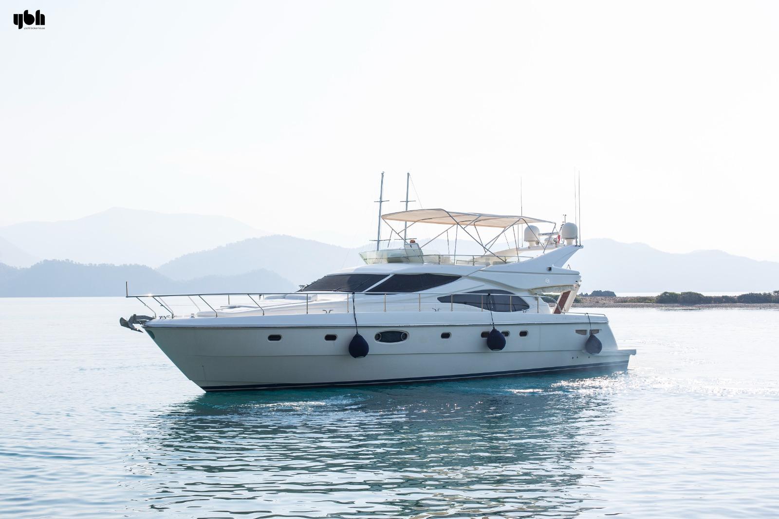 2004 Ferretti Yachts 590