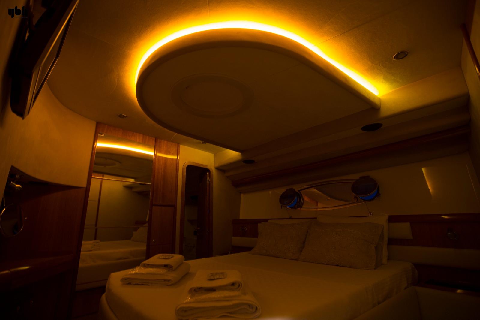 2004 Ferretti Yachts 590