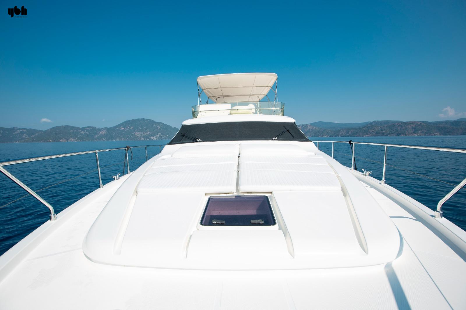 2004 Ferretti Yachts 590