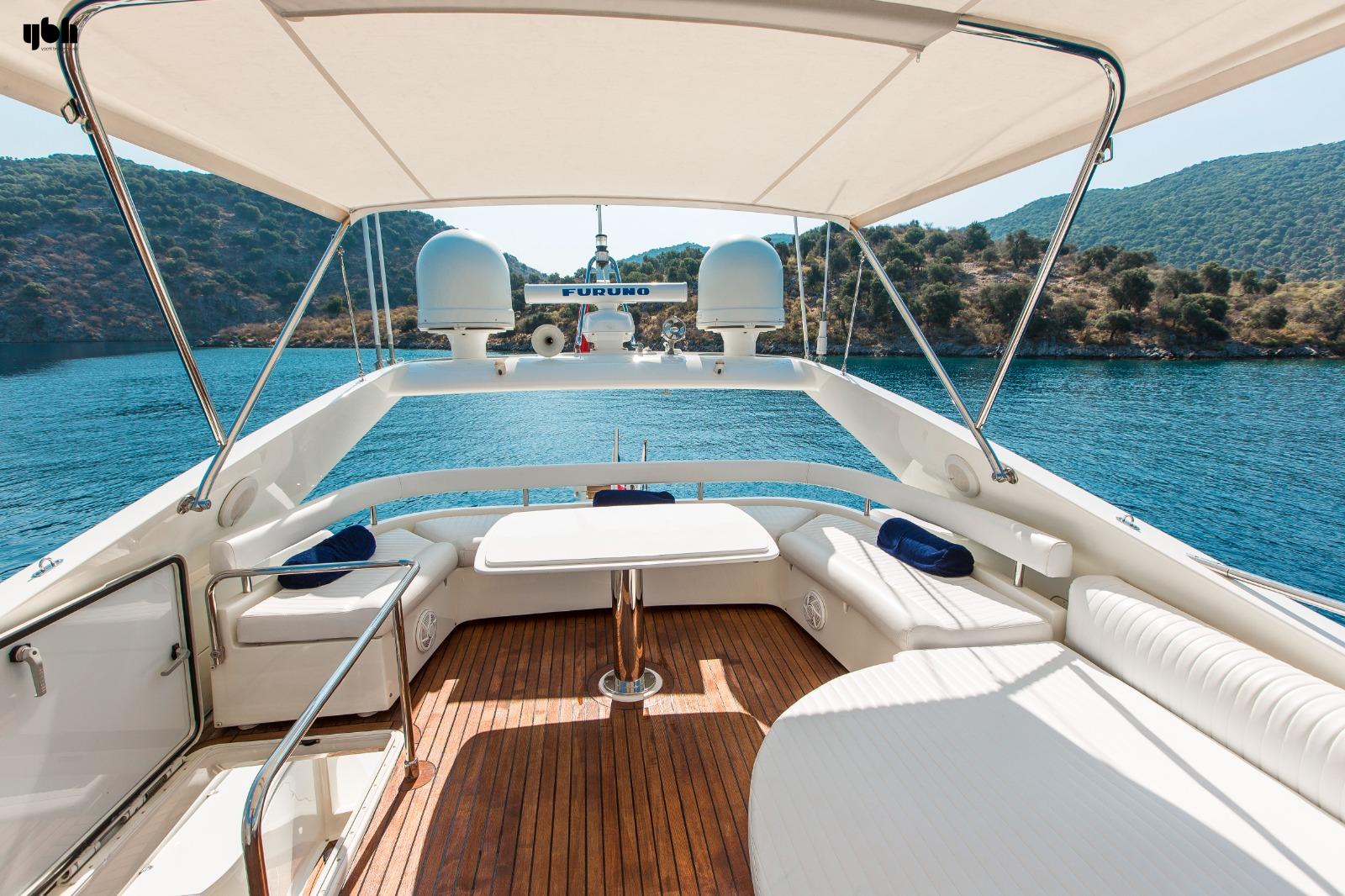 2004 Ferretti Yachts 590