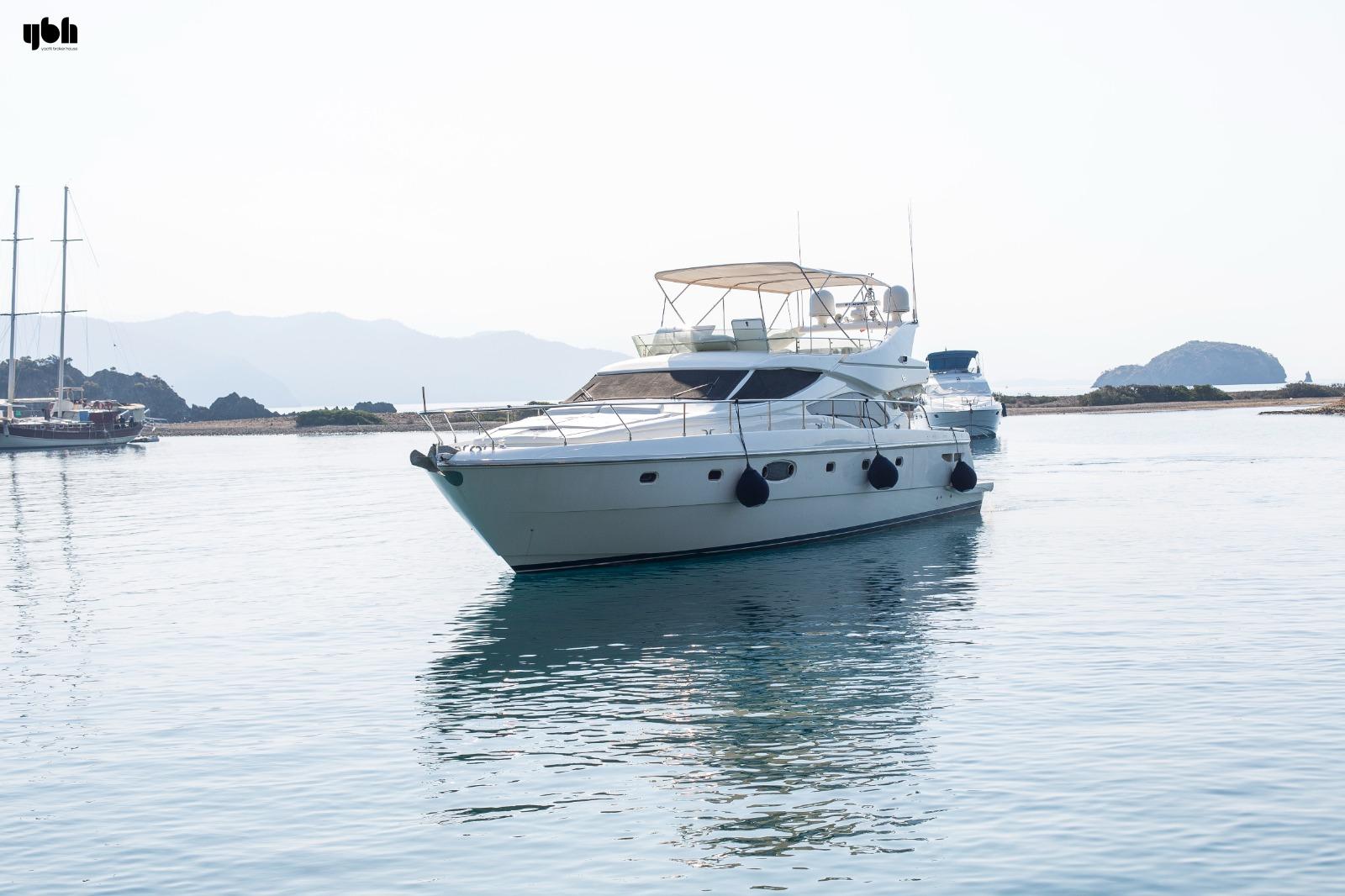 2004 Ferretti Yachts 590