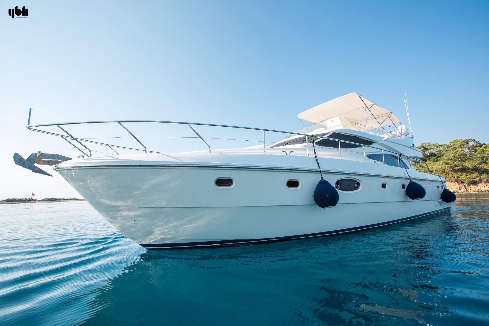 2004 Ferretti Yachts 590