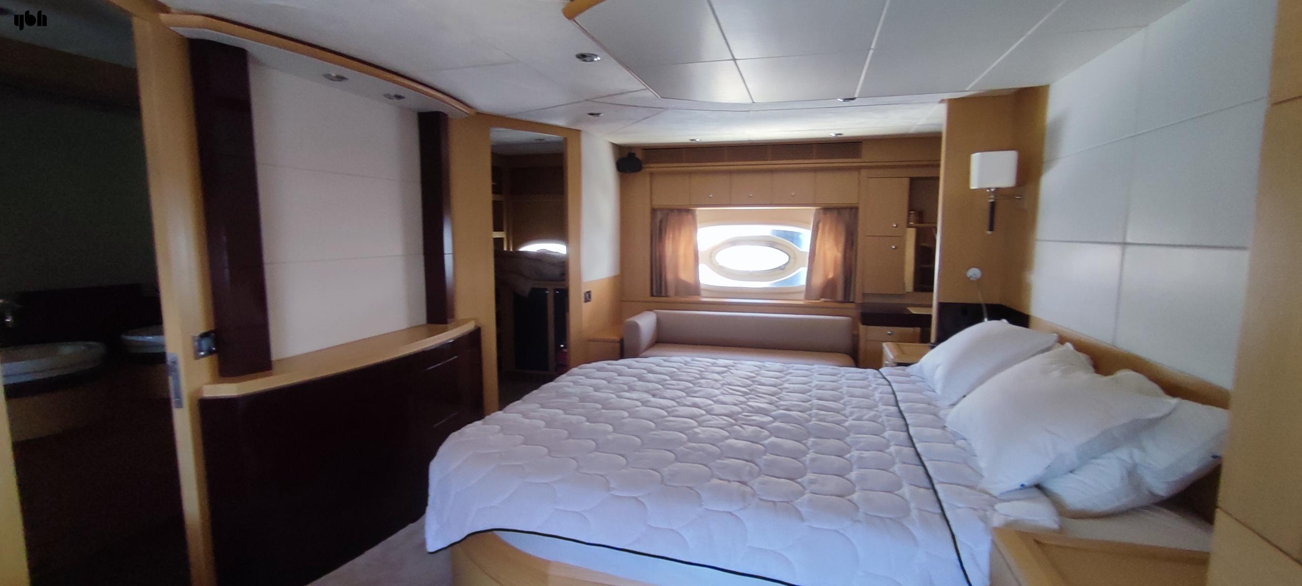 2011 Royal Denship 85 Flybridge