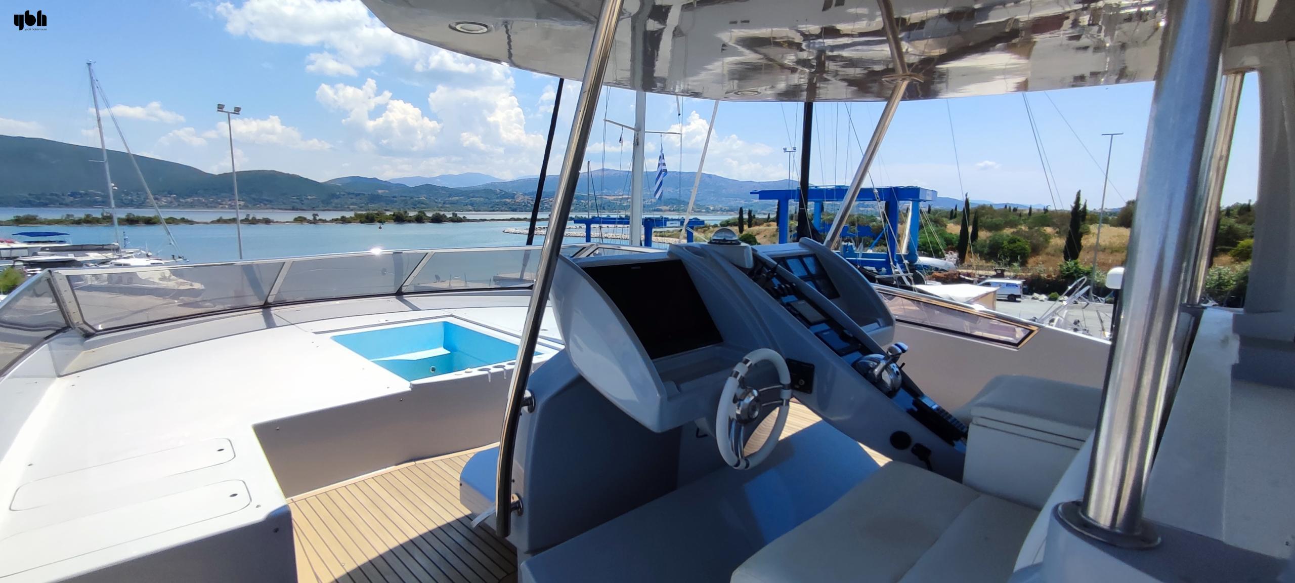 2011 Royal Denship 85 Flybridge