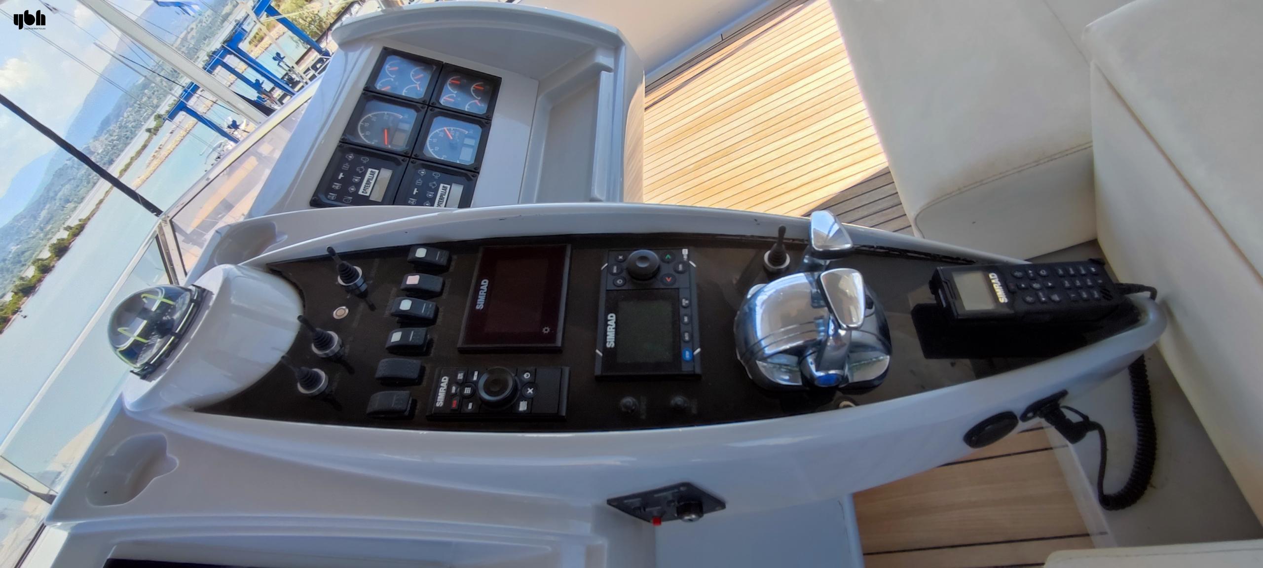 2011 Royal Denship 85 Flybridge