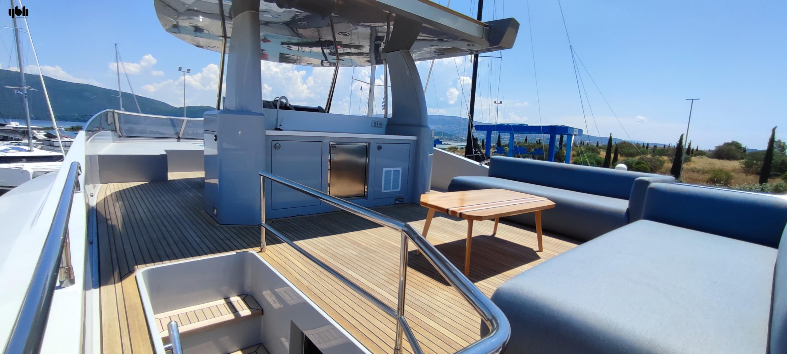 2011 Royal Denship 85 Flybridge