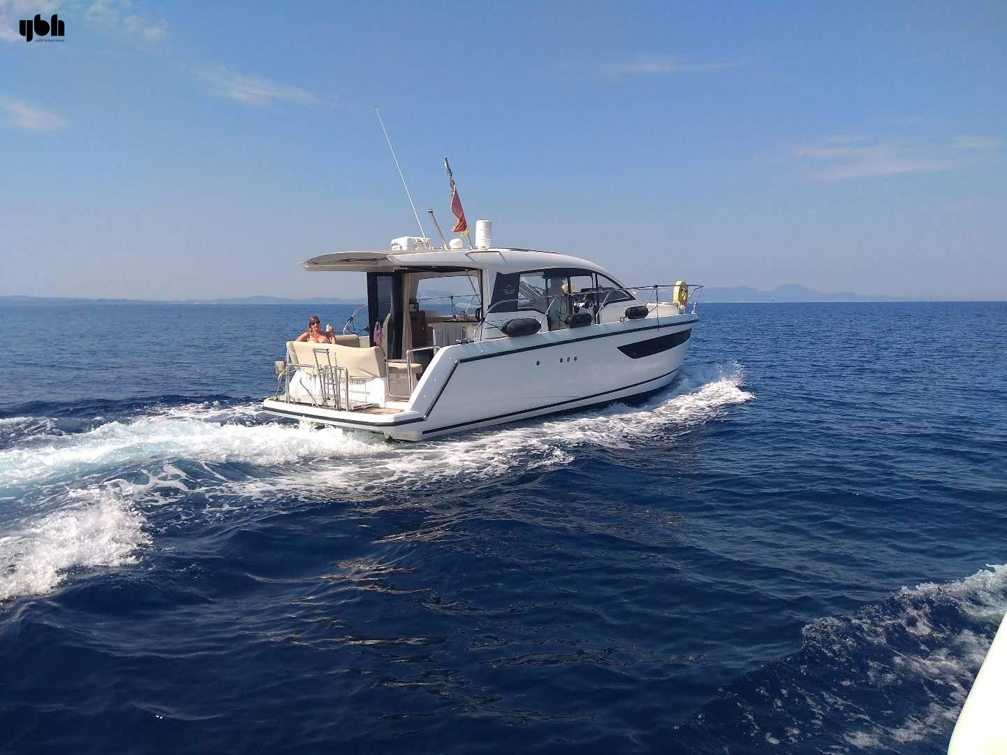 2016 Sealine C330