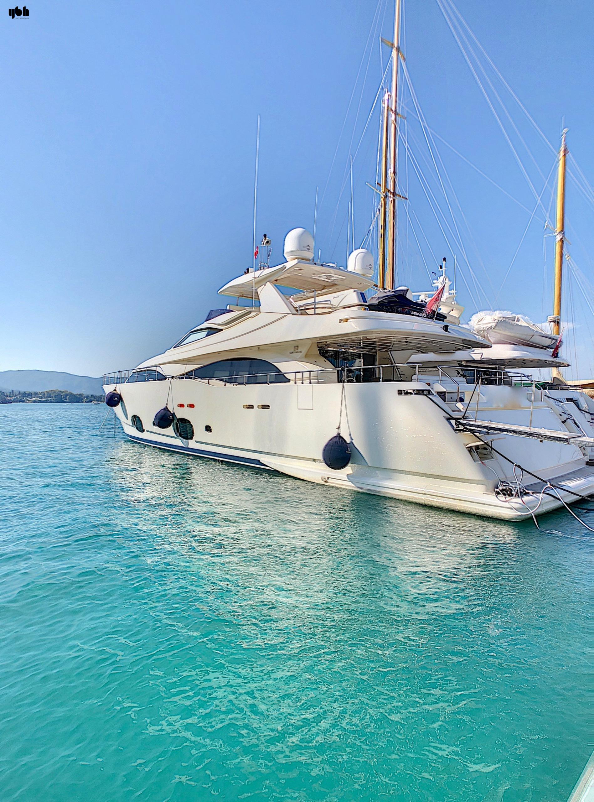 2009 Ferretti Yachts Custom Line CL 97