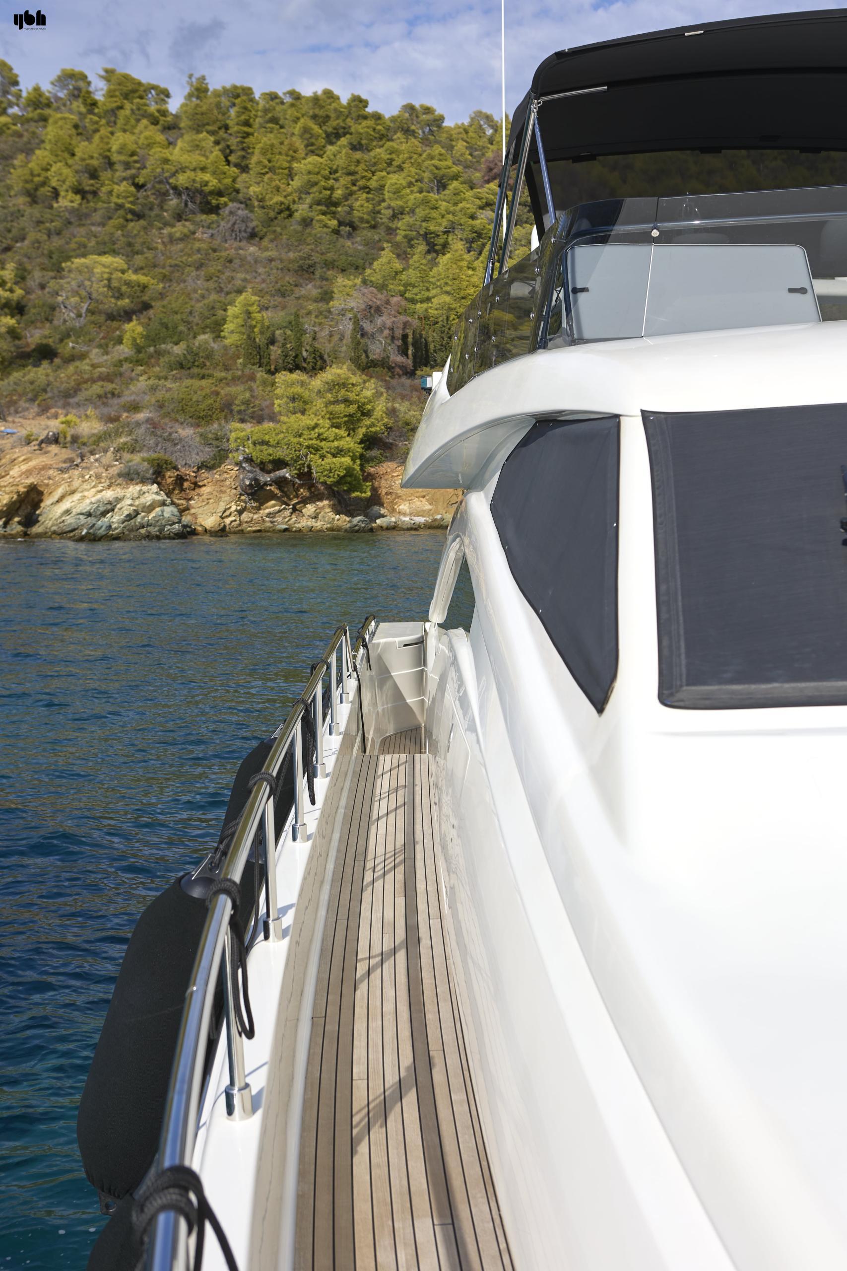 2004 Ferretti Yachts 680