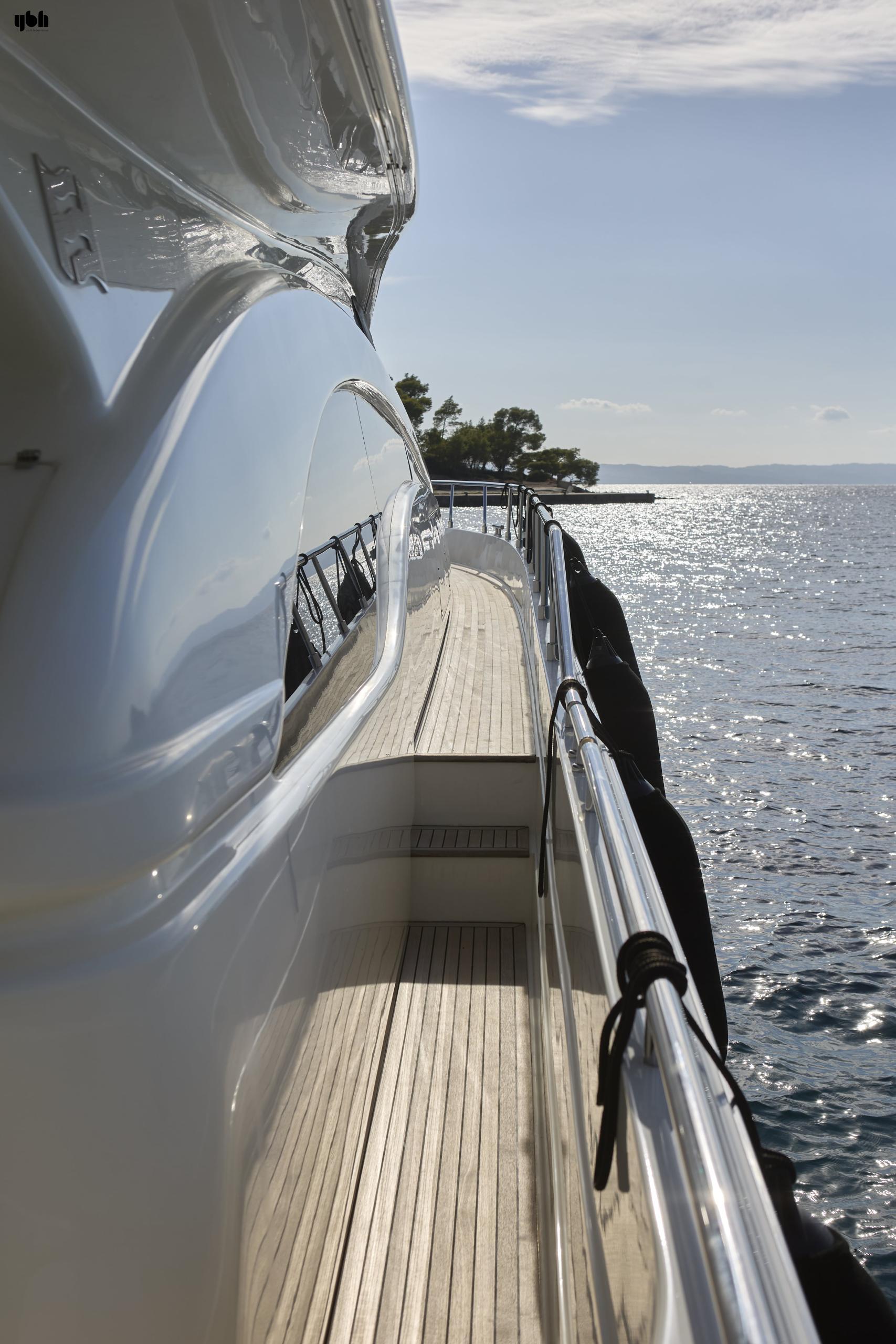 2004 Ferretti Yachts 680