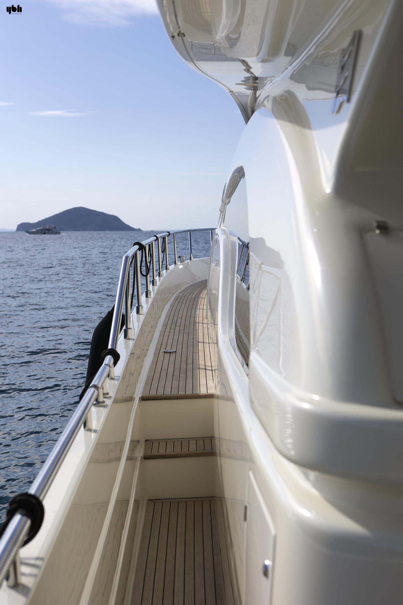 2004 Ferretti Yachts 680