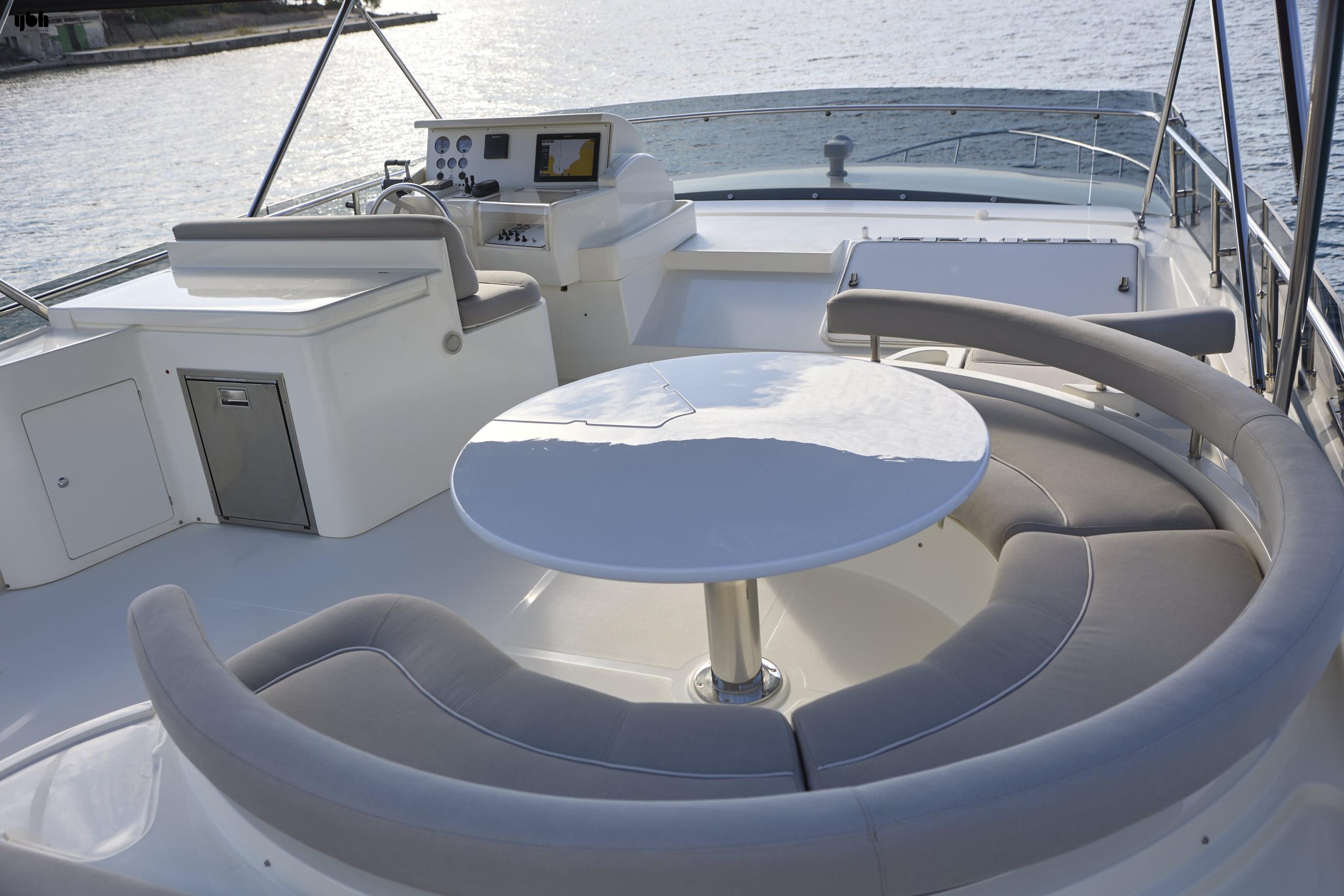 2004 Ferretti Yachts 680