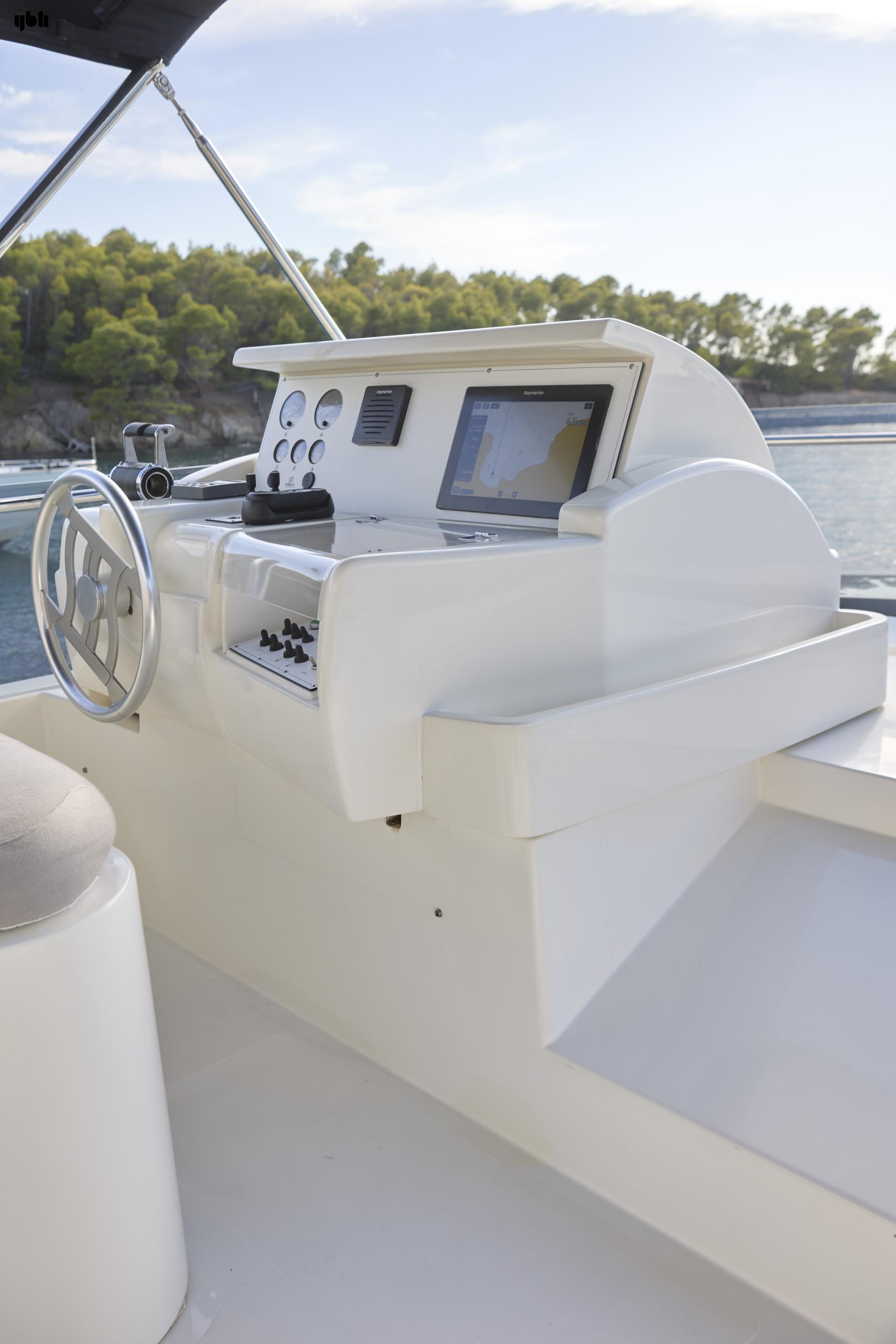 2004 Ferretti Yachts 680