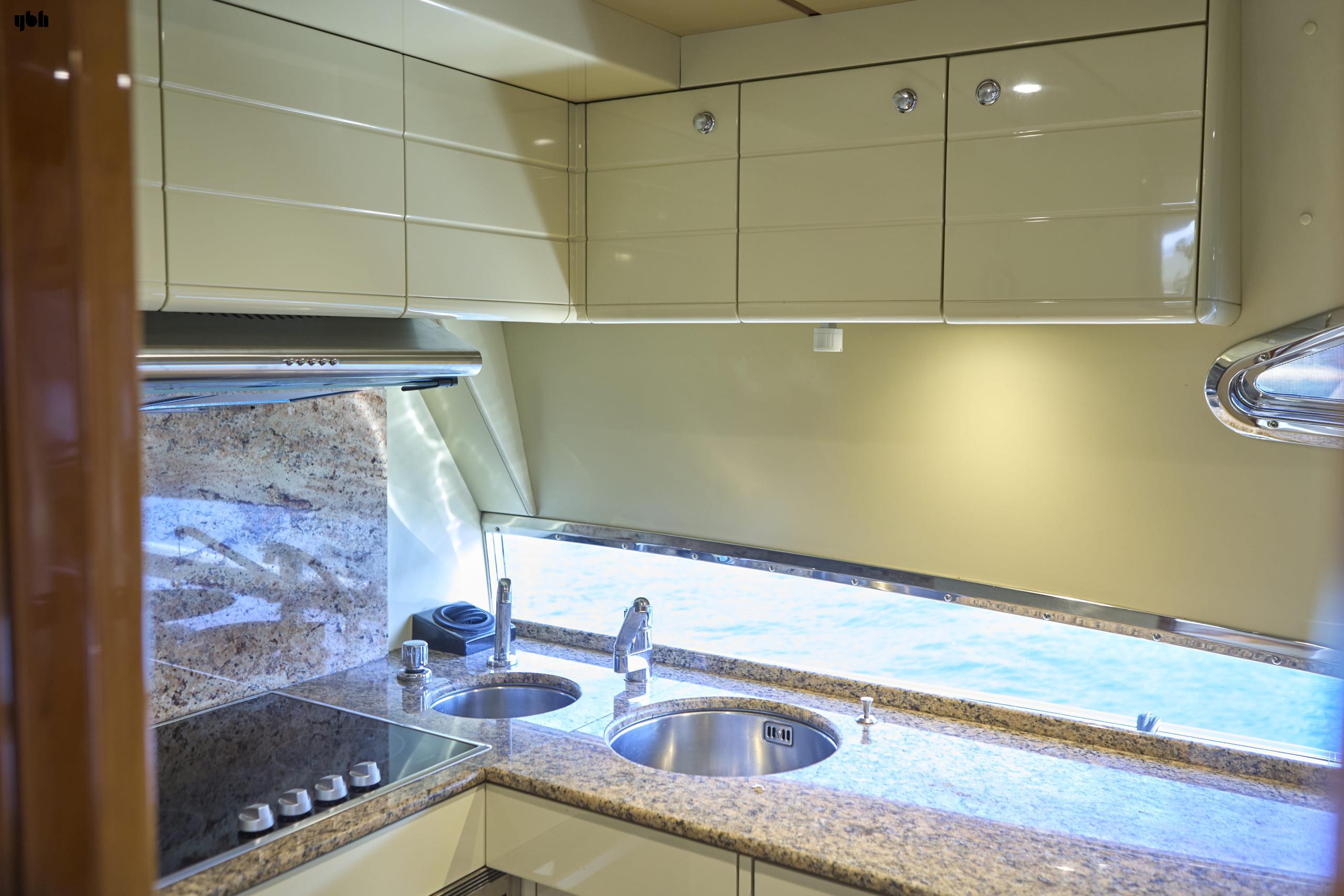 2004 Ferretti Yachts 680