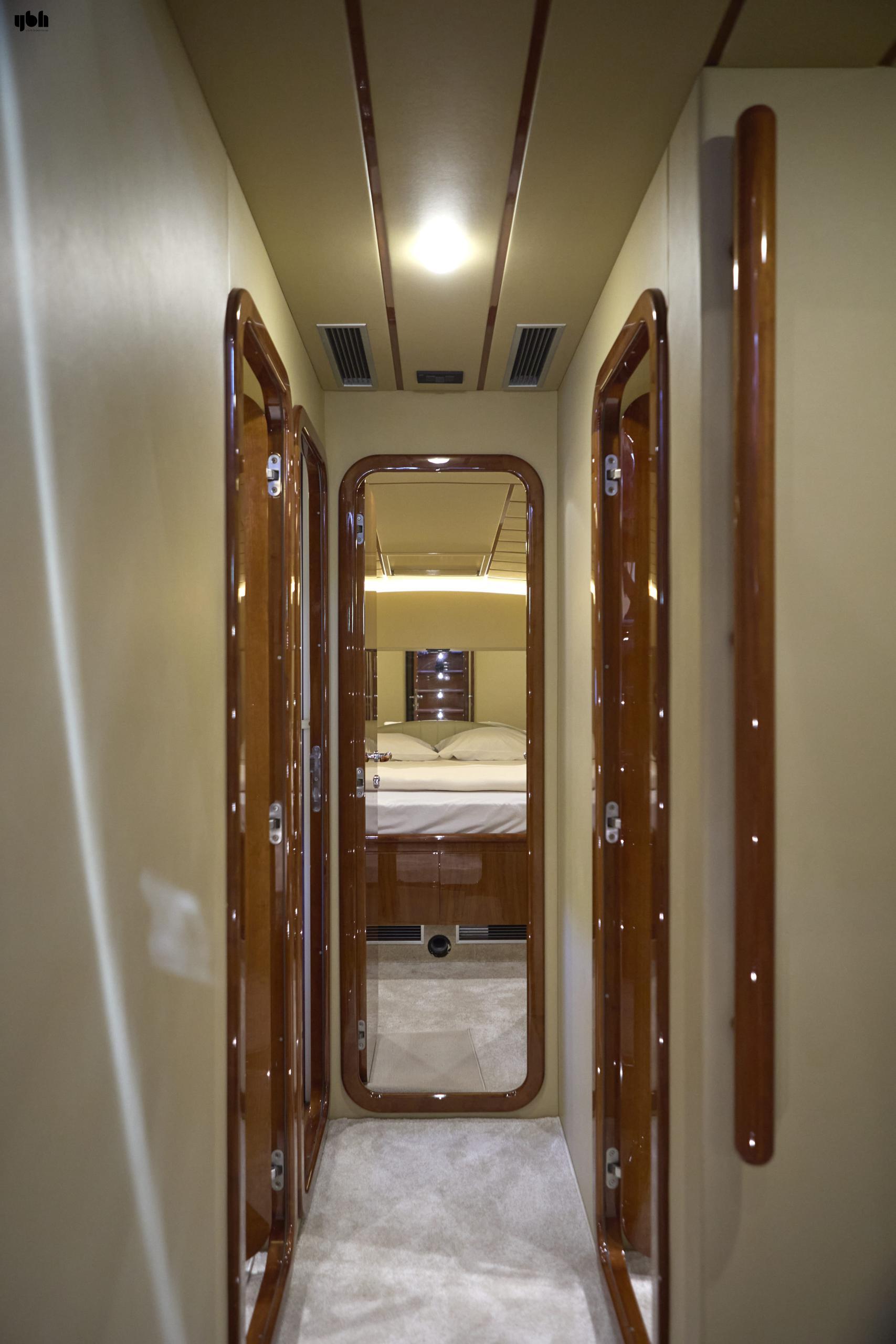 2004 Ferretti Yachts 680