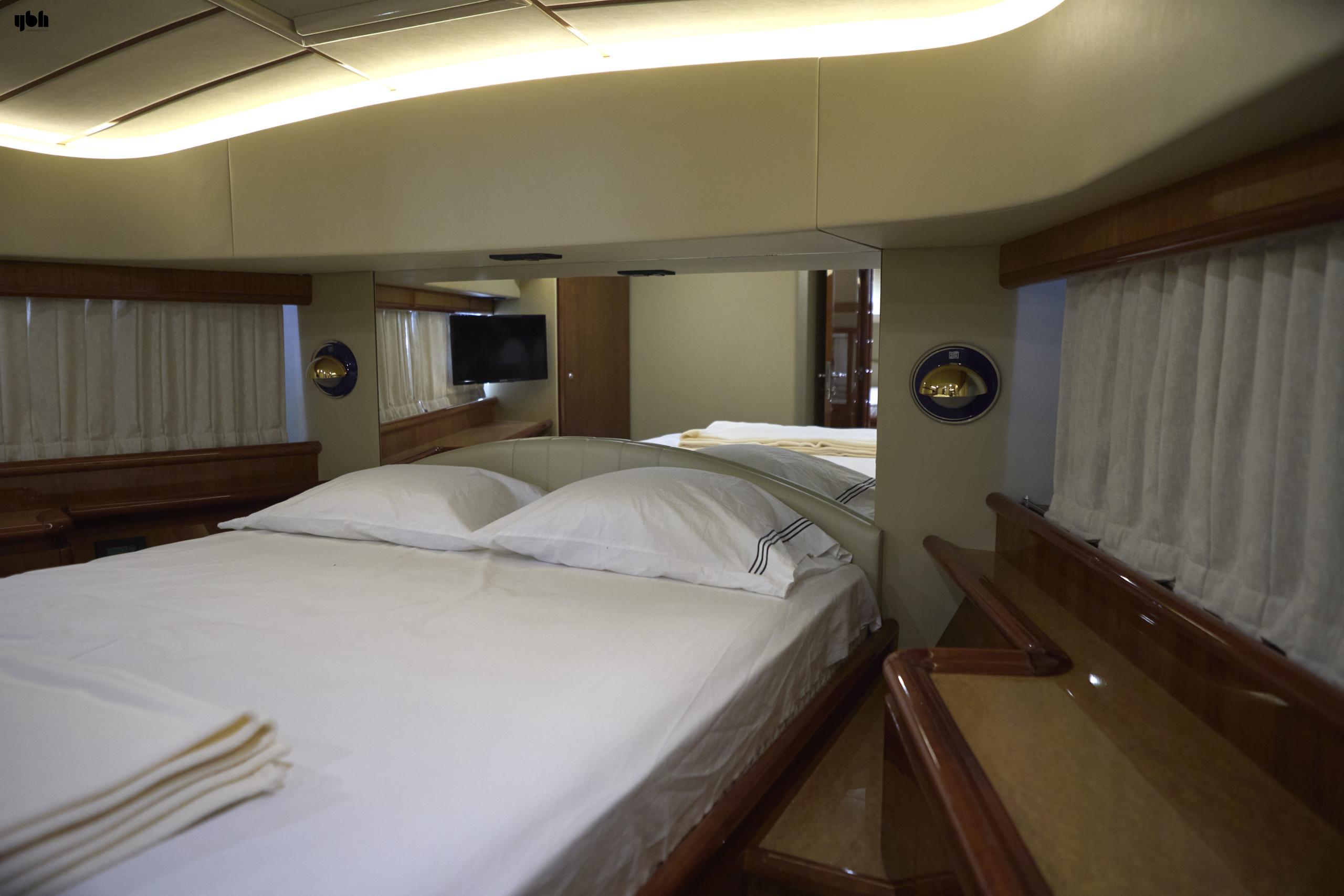 2004 Ferretti Yachts 680