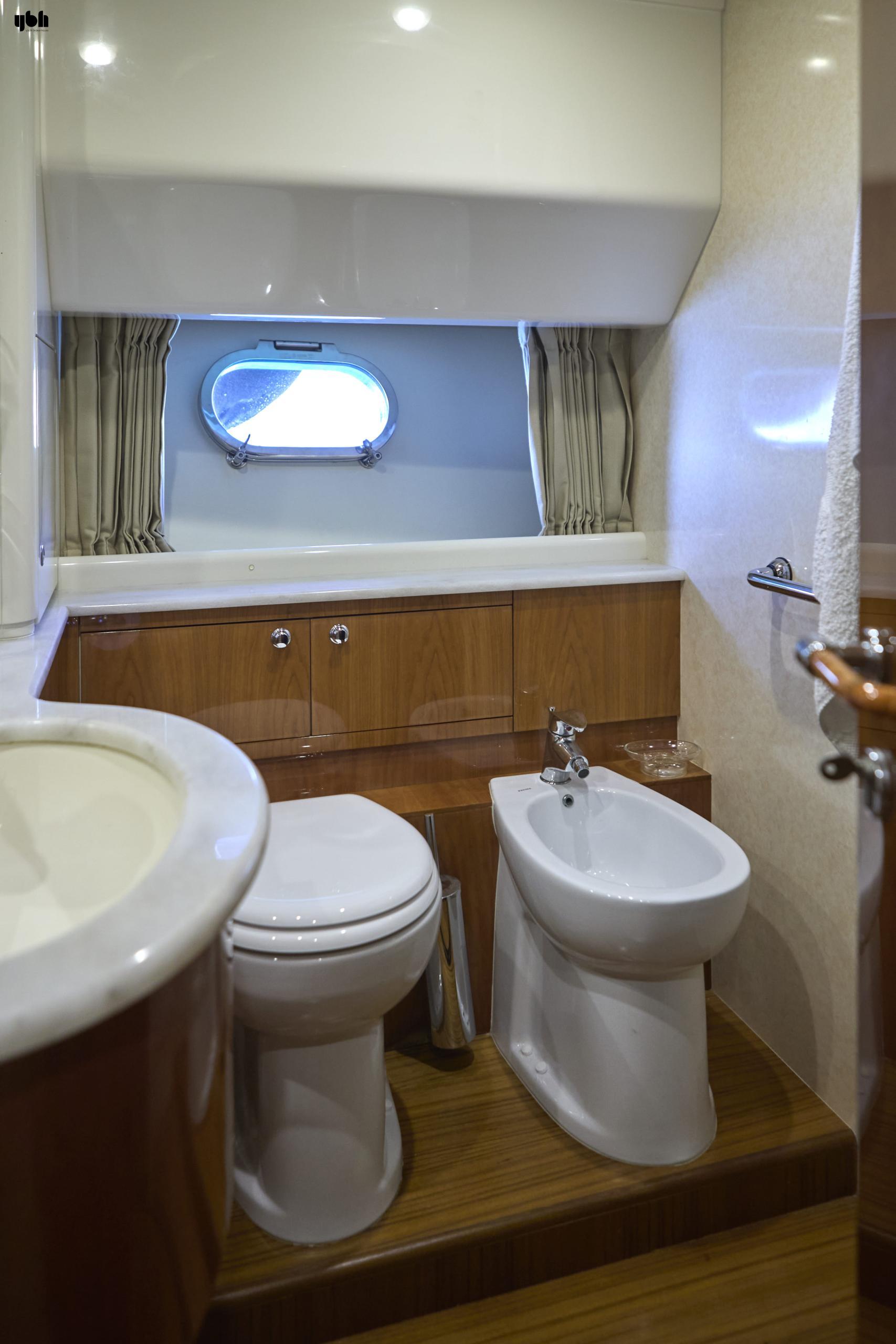 2004 Ferretti Yachts 680