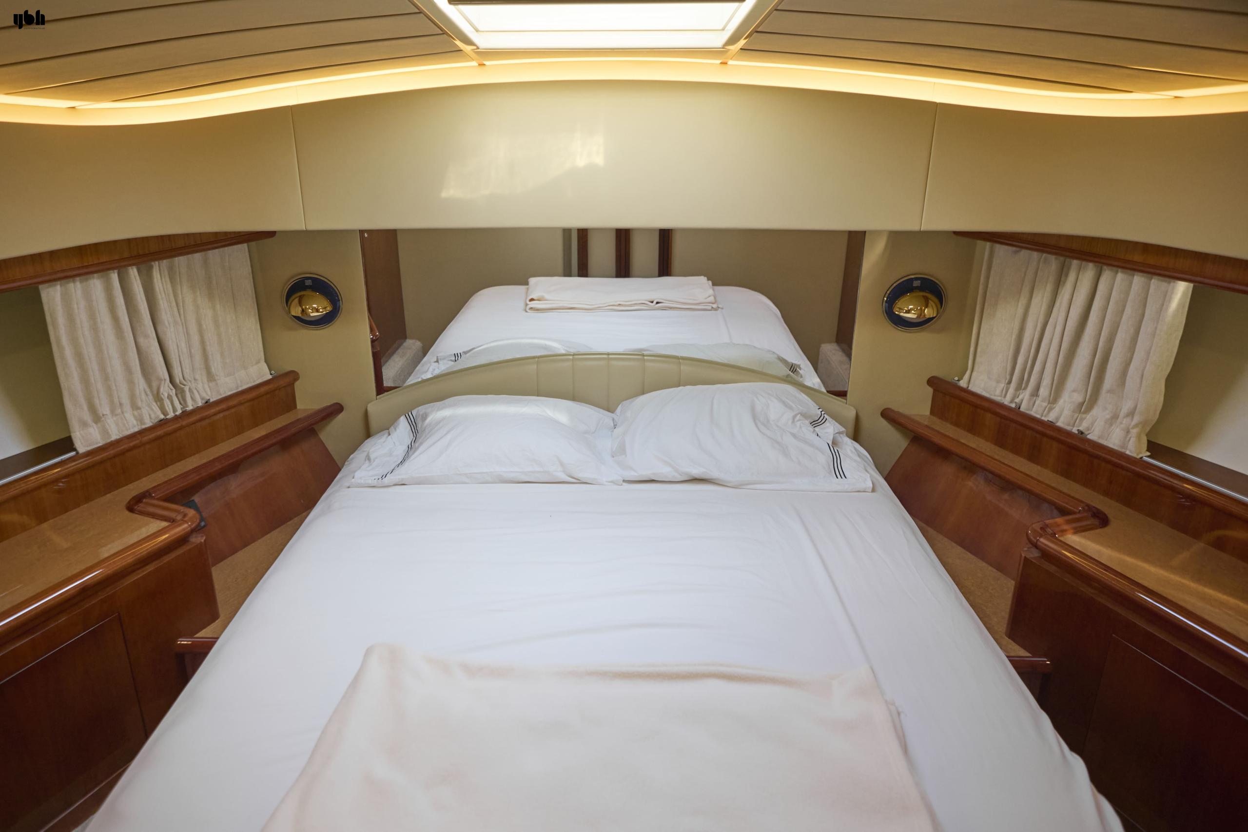 2004 Ferretti Yachts 680