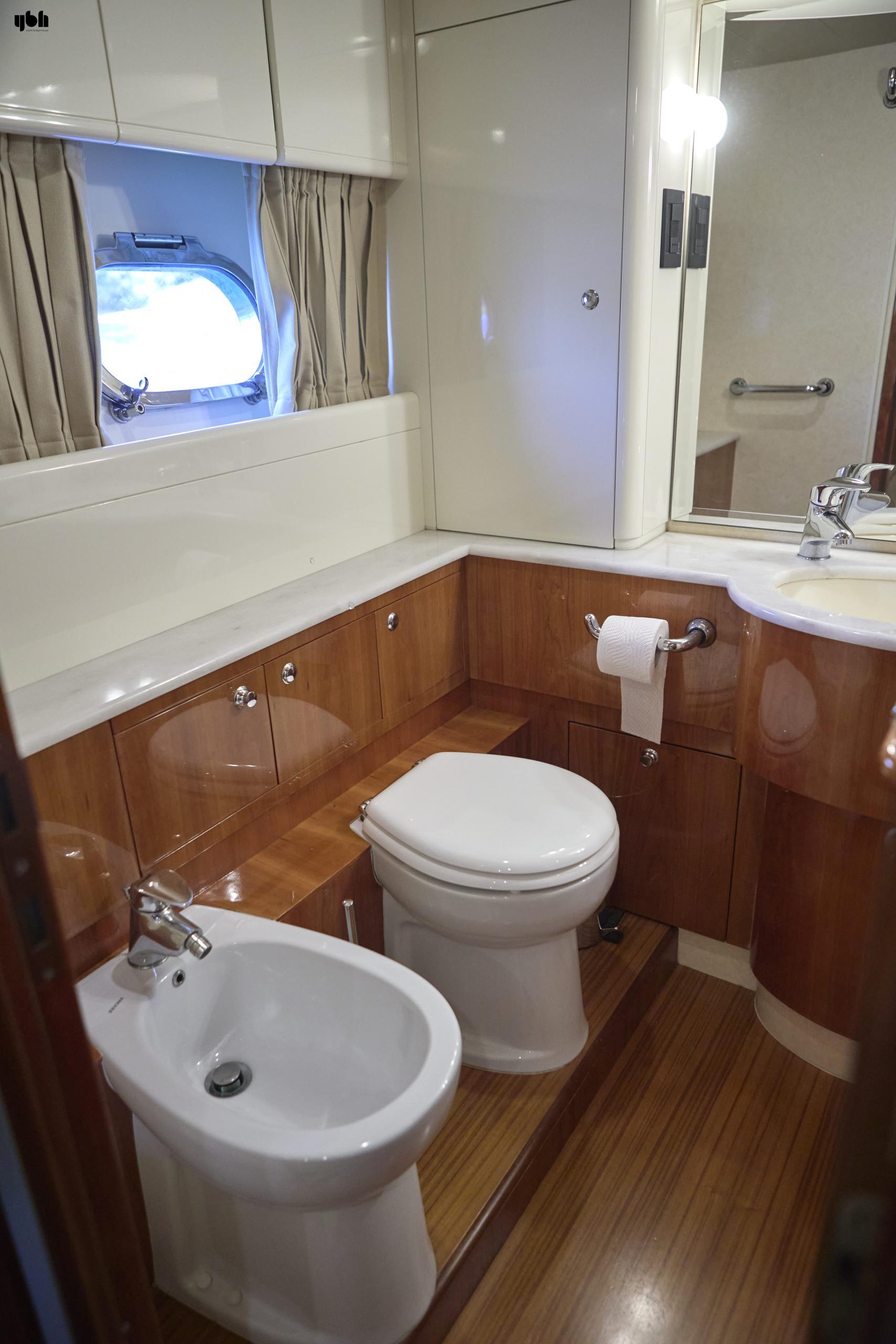 2004 Ferretti Yachts 680