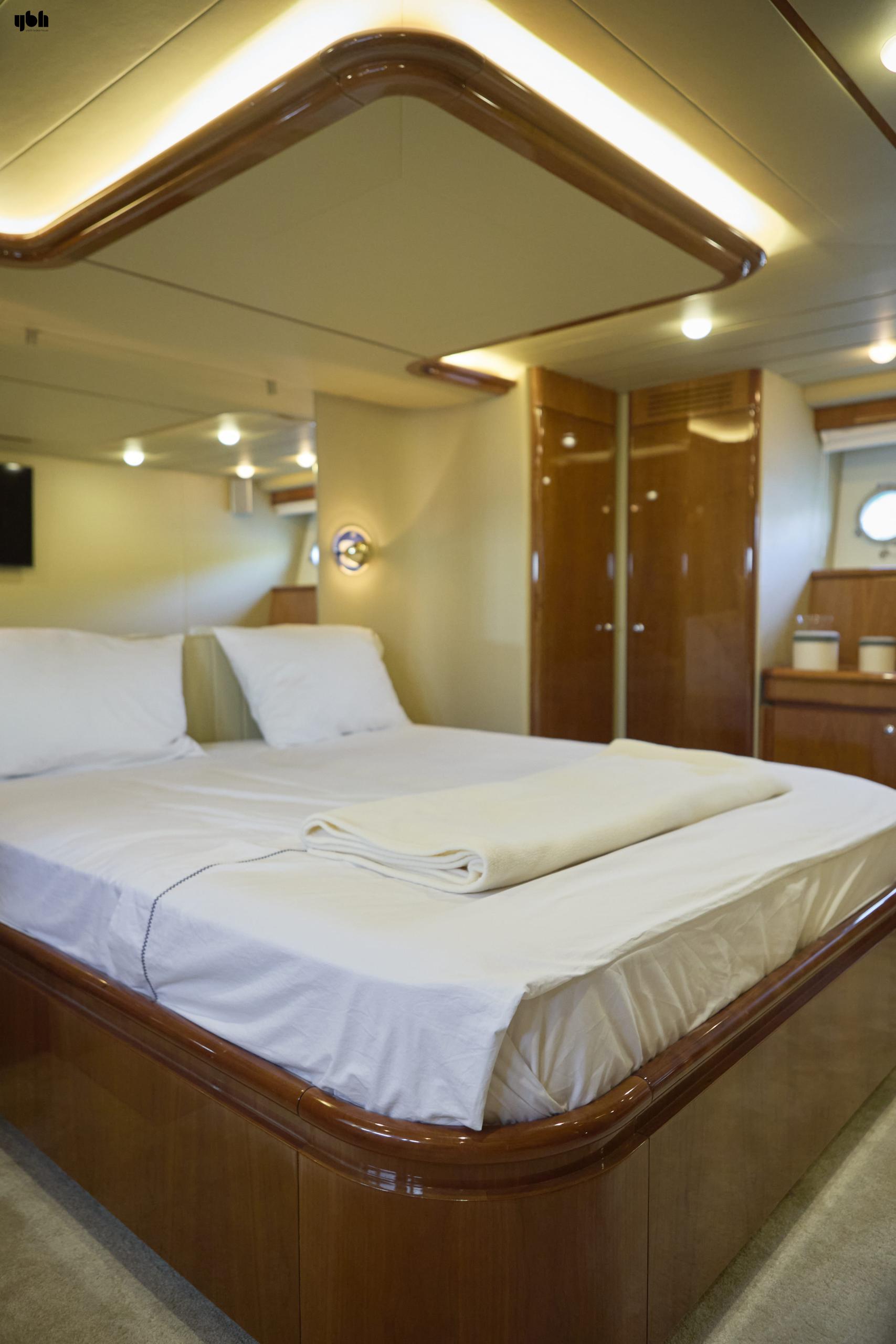 2004 Ferretti Yachts 680