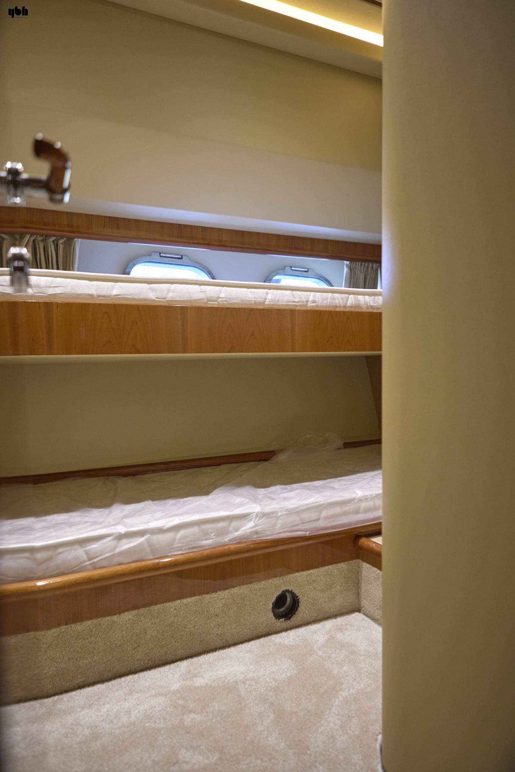 2004 Ferretti Yachts 680