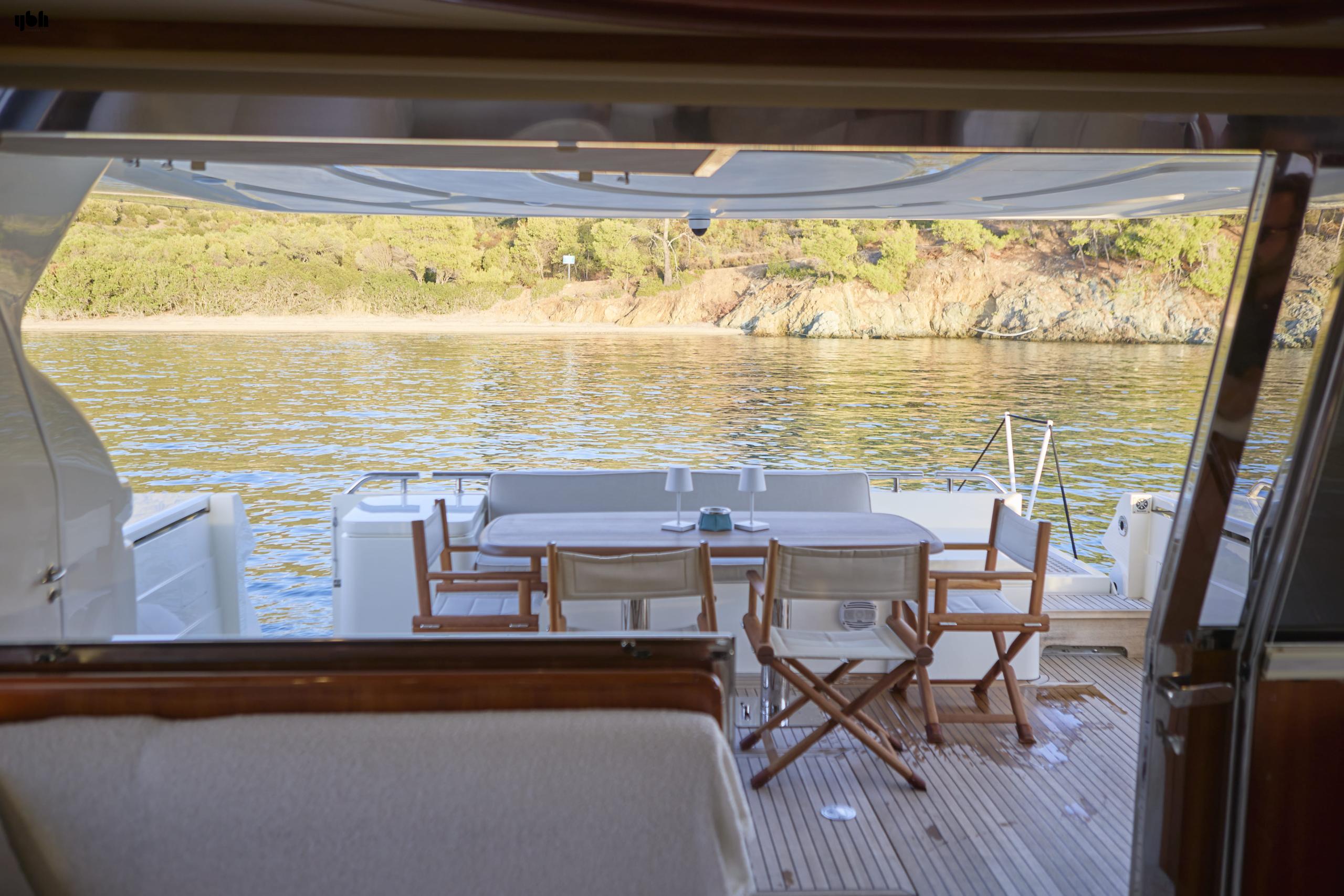 2004 Ferretti Yachts 680