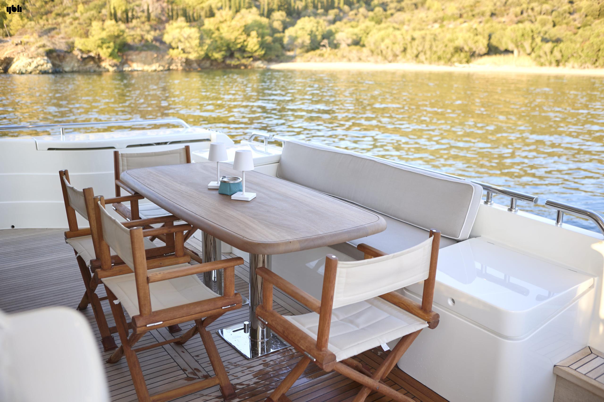 2004 Ferretti Yachts 680