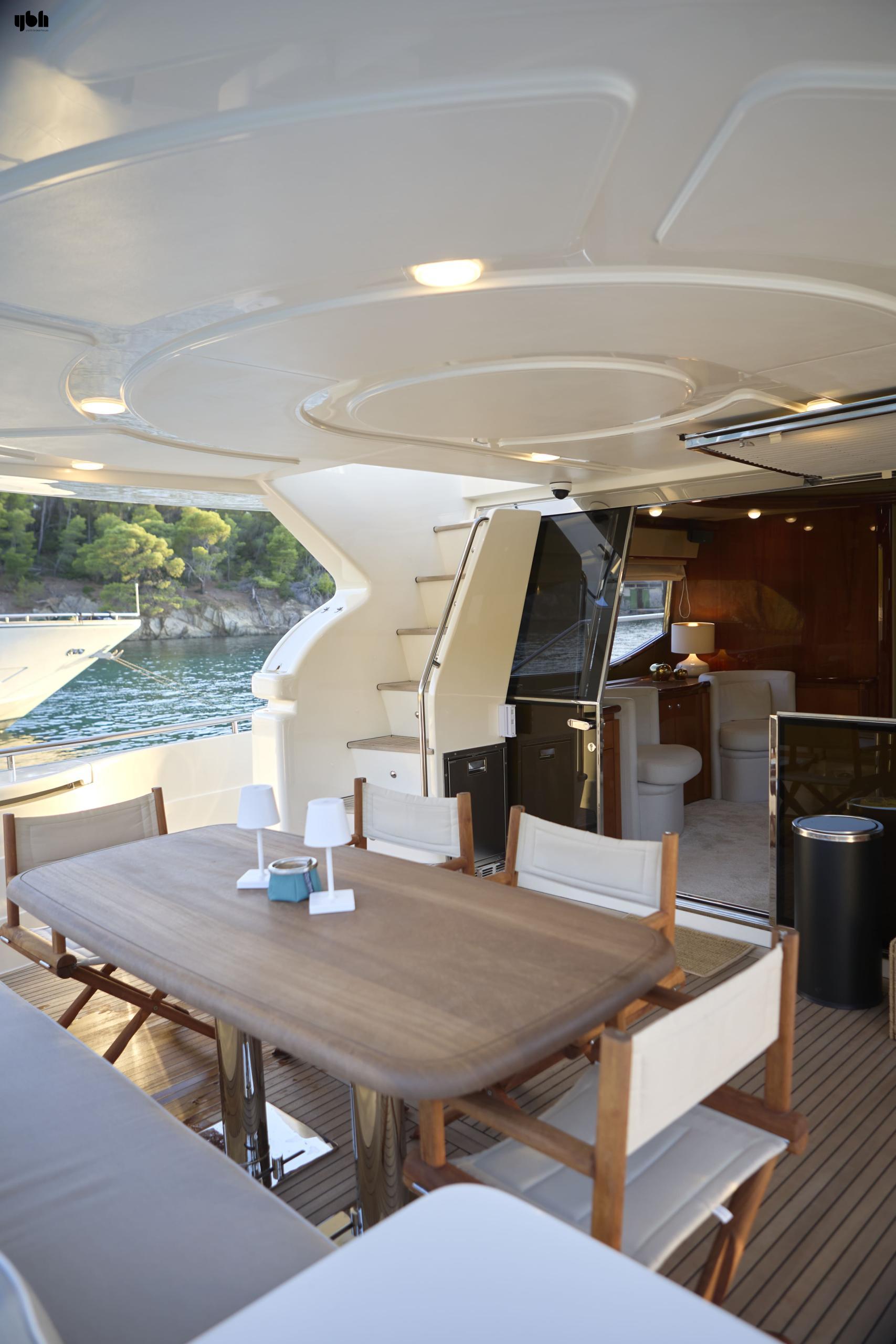 2004 Ferretti Yachts 680