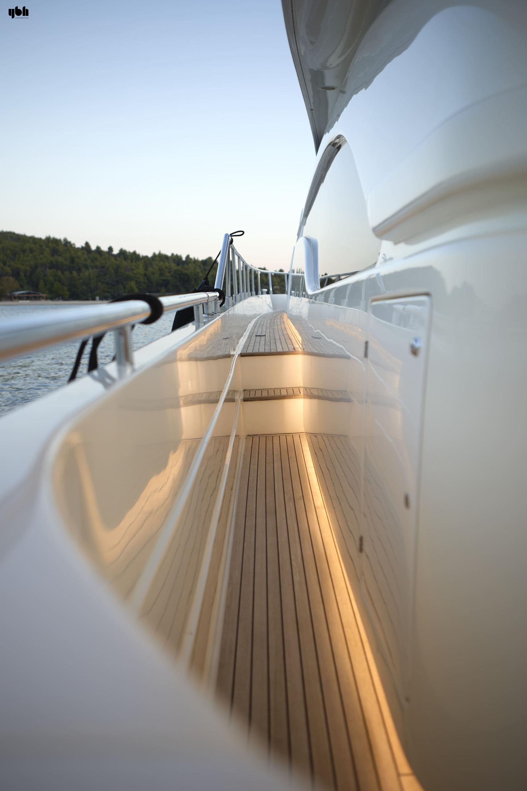 2004 Ferretti Yachts 680
